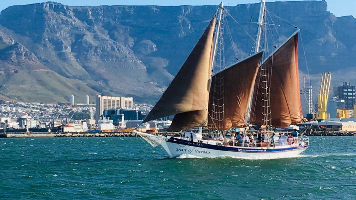 Navegación por la bahía (El Espíritu de Victoria) en Waterfront, Ciudad del Cabo (1 hora)